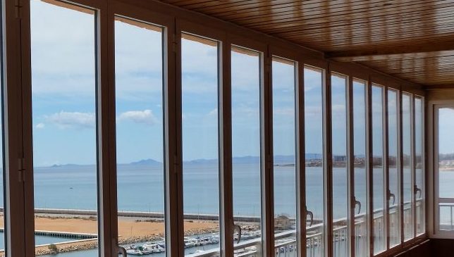 Cerramiento de terraza con vistas al mar